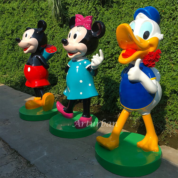 mickey and minnie mouse statues