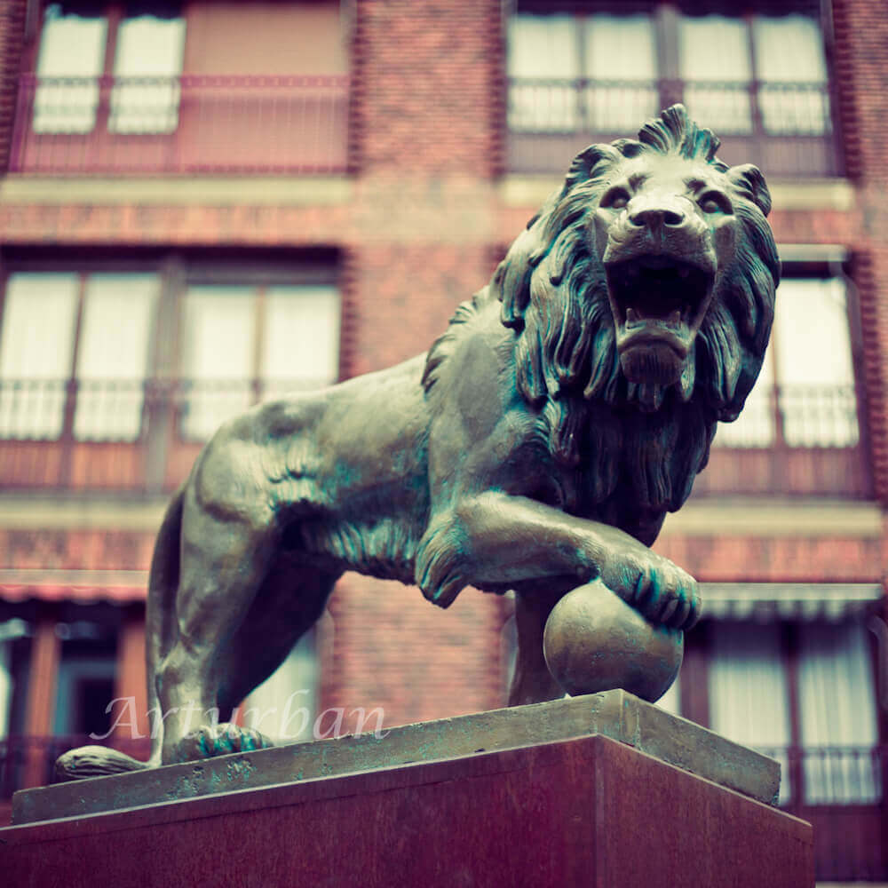 Roaring Lion Statue