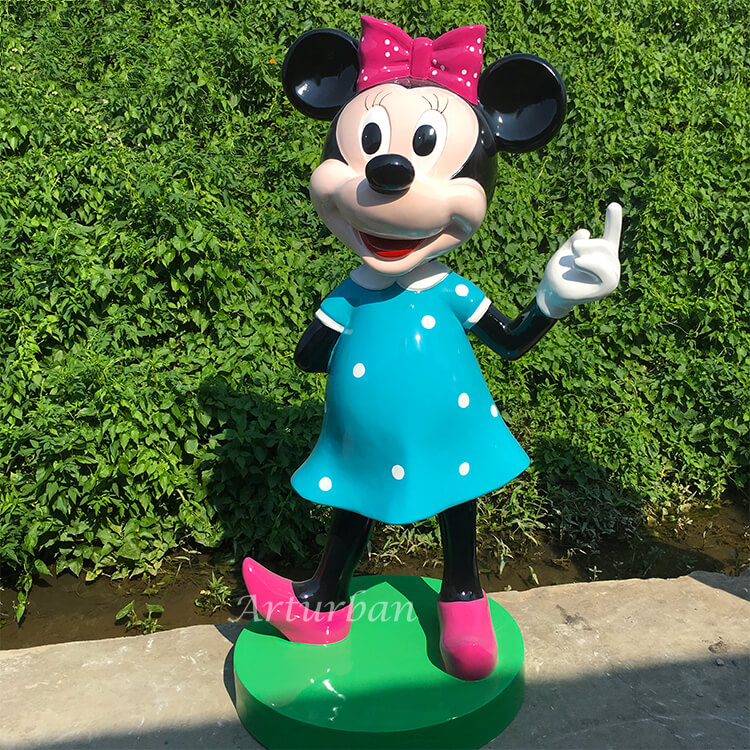 mickey and minnie mouse statues