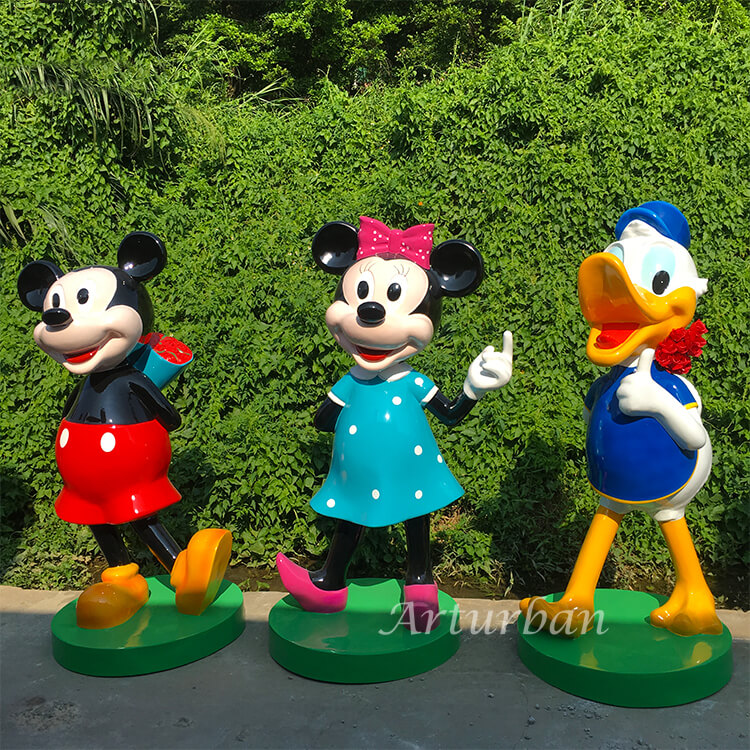 mickey and minnie mouse statues