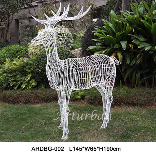 metal deer statuee