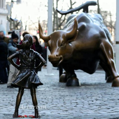 wall street bull and girl statue