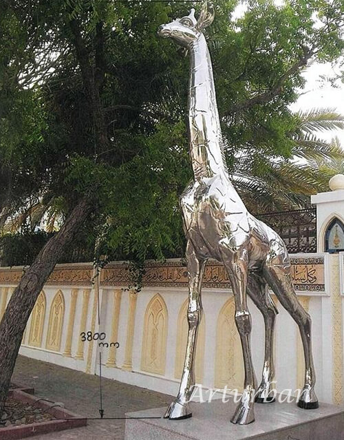 giraffe statue outdoor