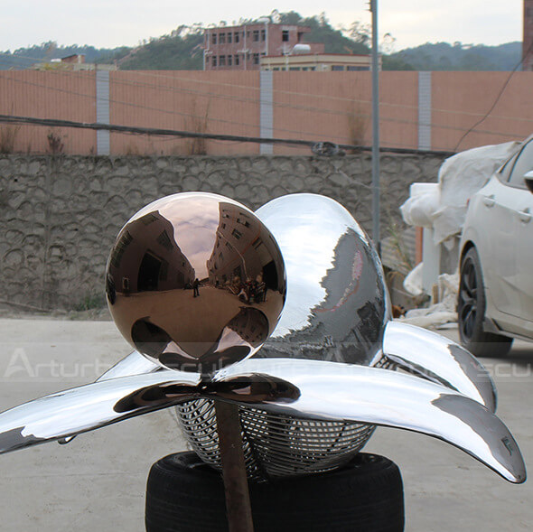 mirror polishing whale statue