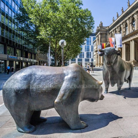 bull and bear bronze statue