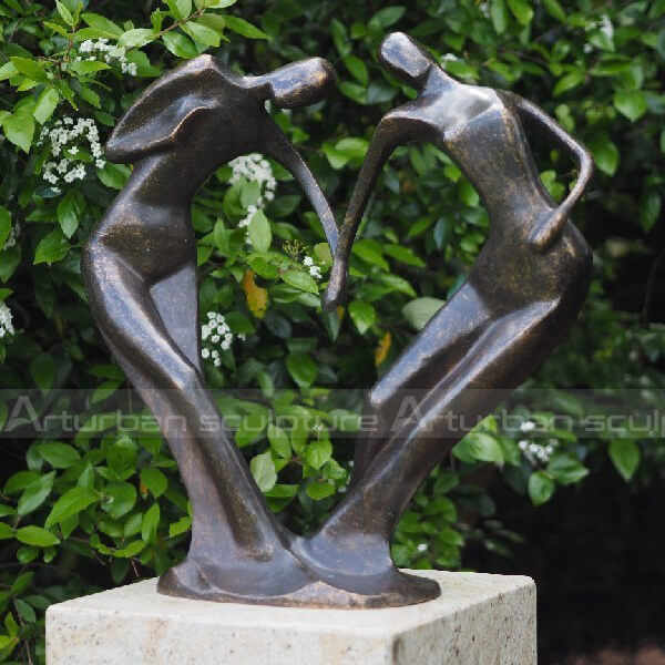 romantic couple statue