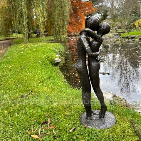 kissing couple statue