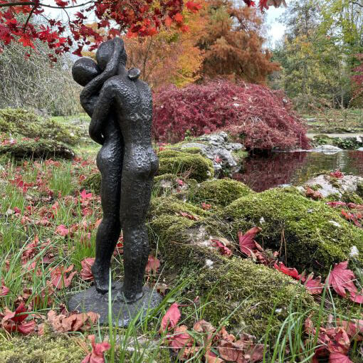 kissing couple statue