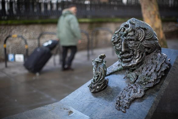 oscar wilde memorial sculpture