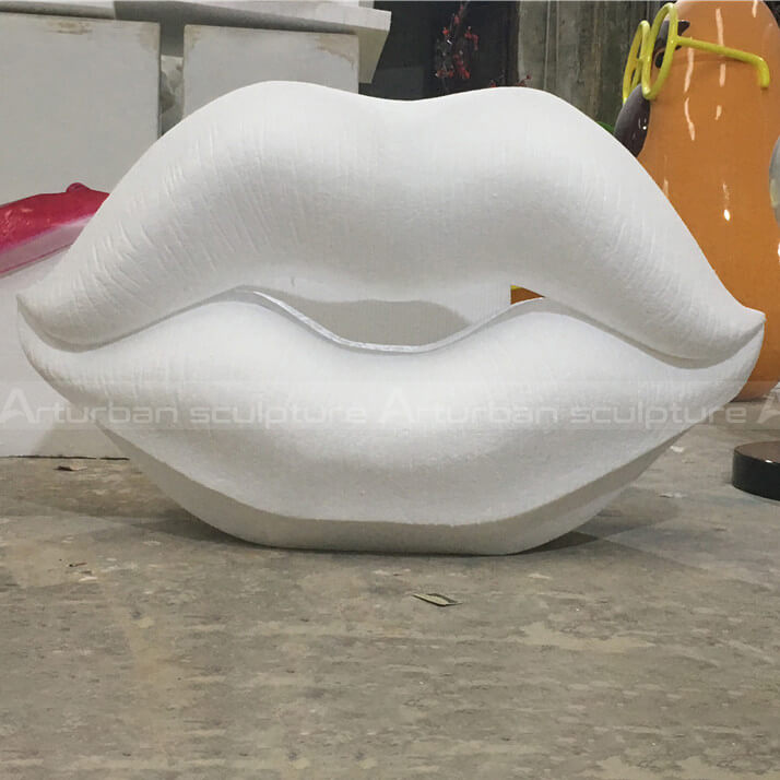 lips sculpture