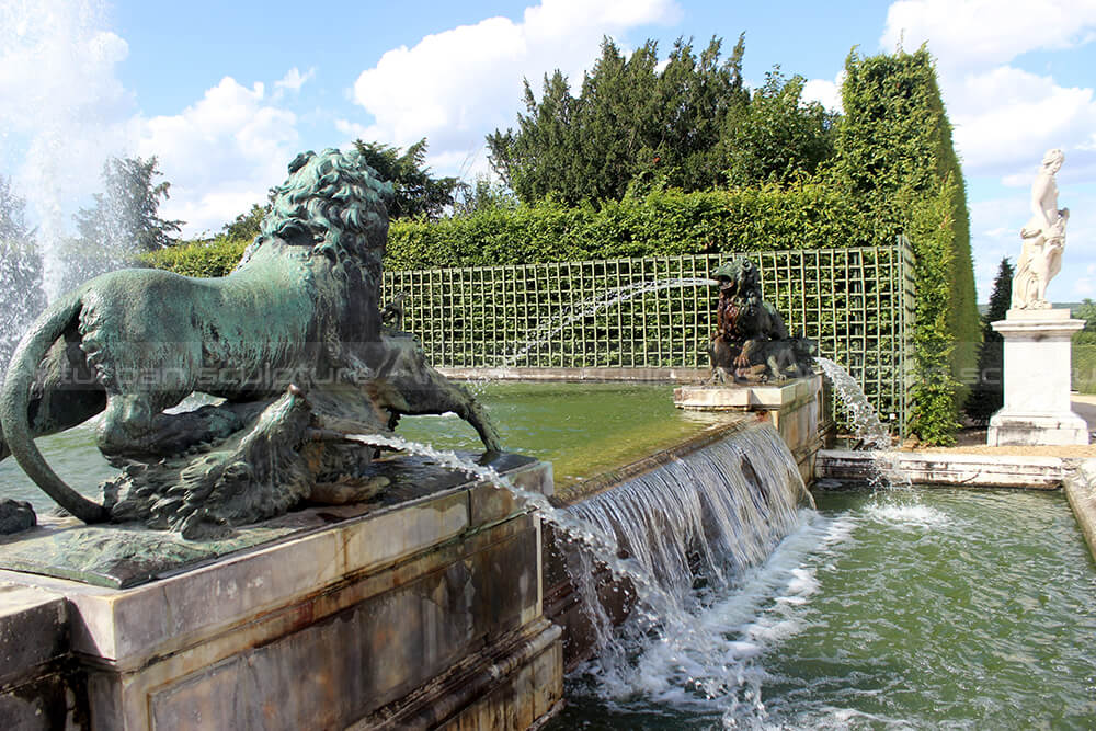 lion and wolf fountain