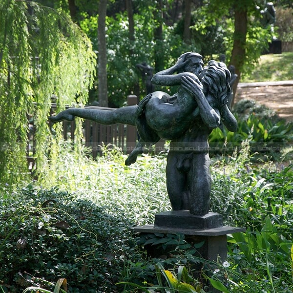 couple kissing statue