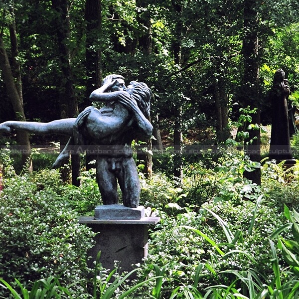 couple kissing statue