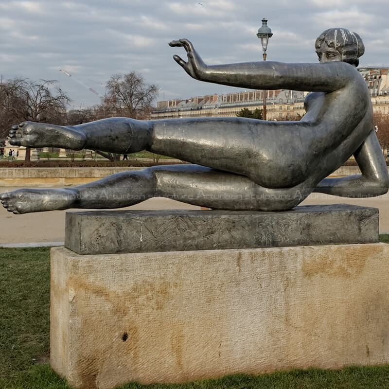 nude statue woman