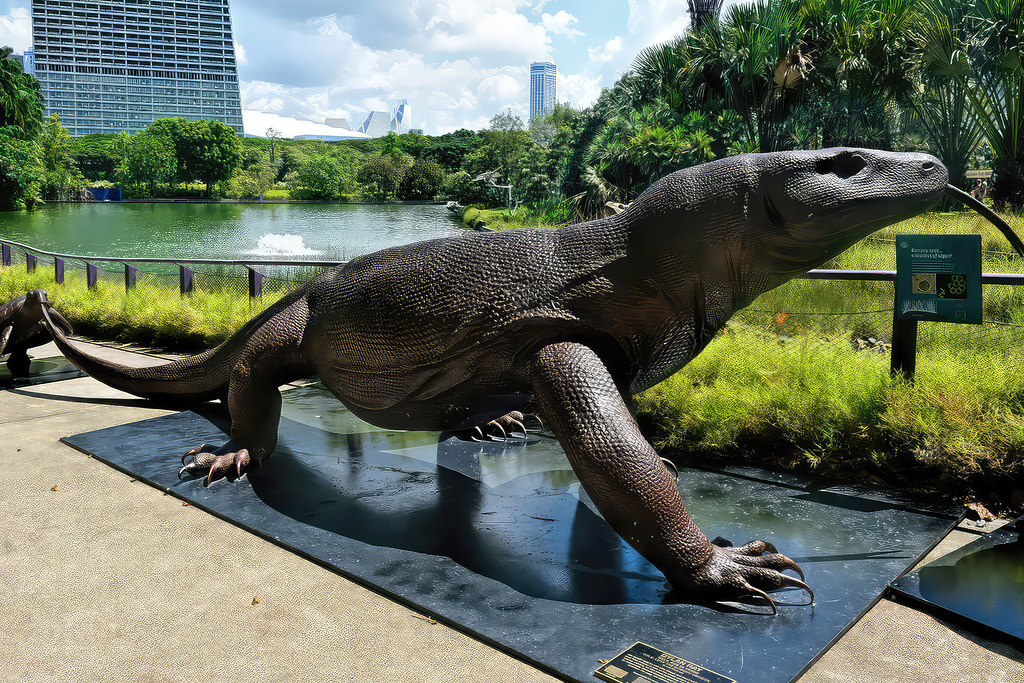 komodo dragon statue