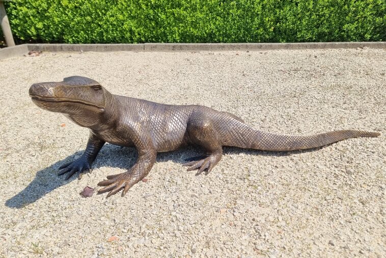 komodo dragon statue