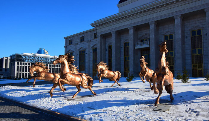 life size outdoor horse statue