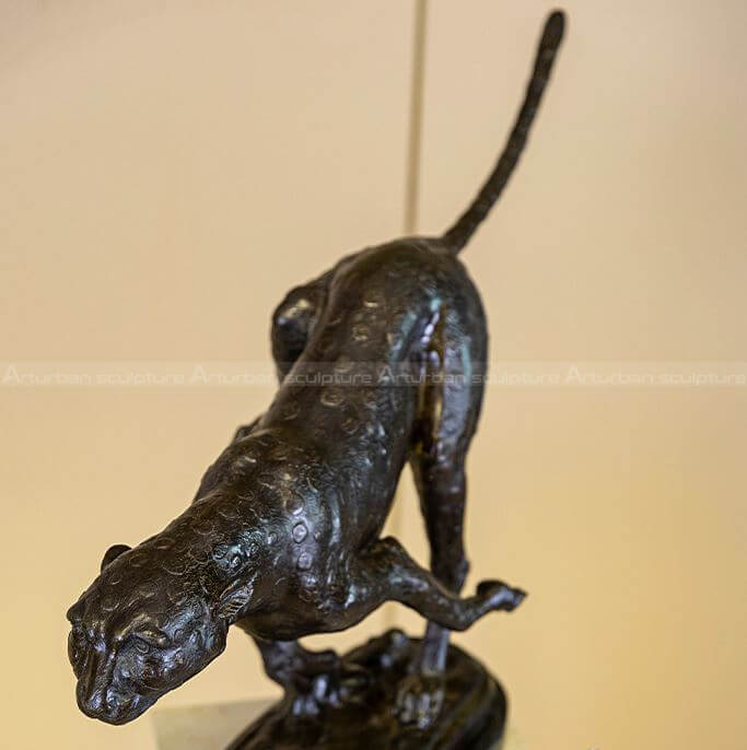 leopard sculpture