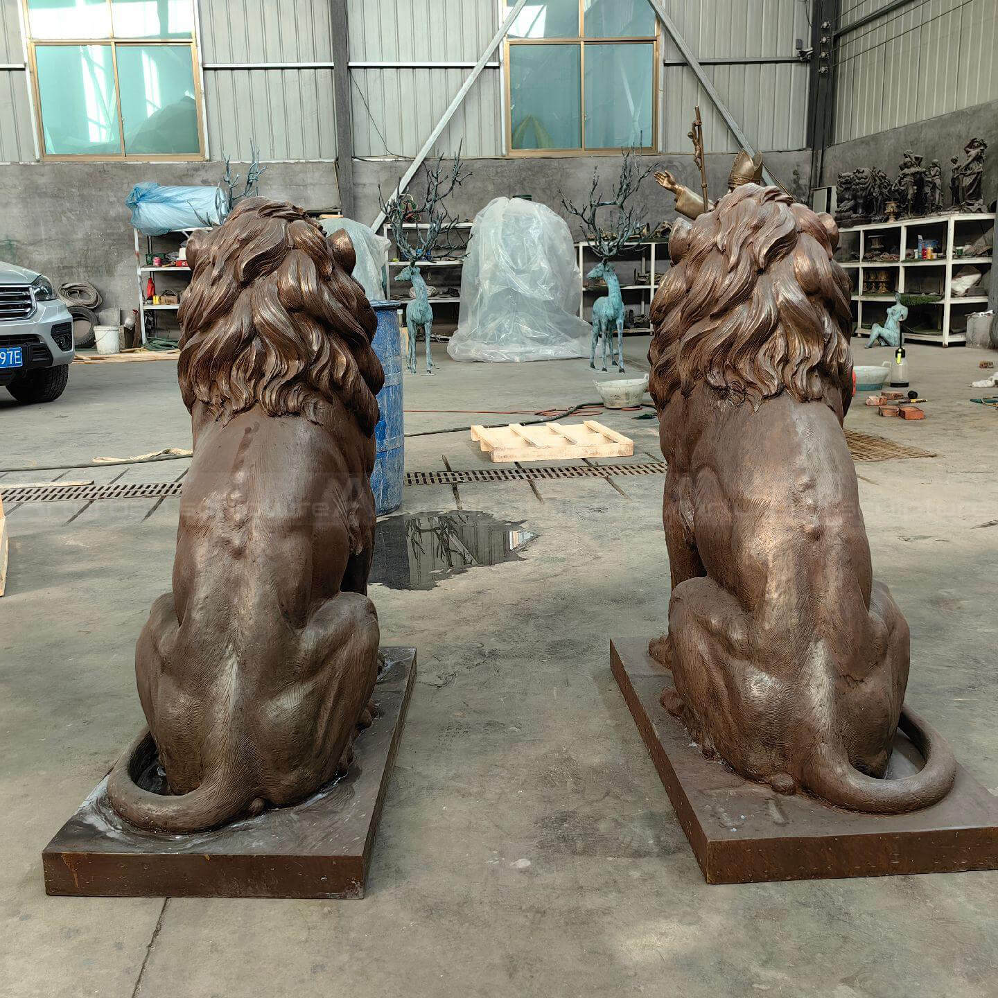 life size lion sculpture