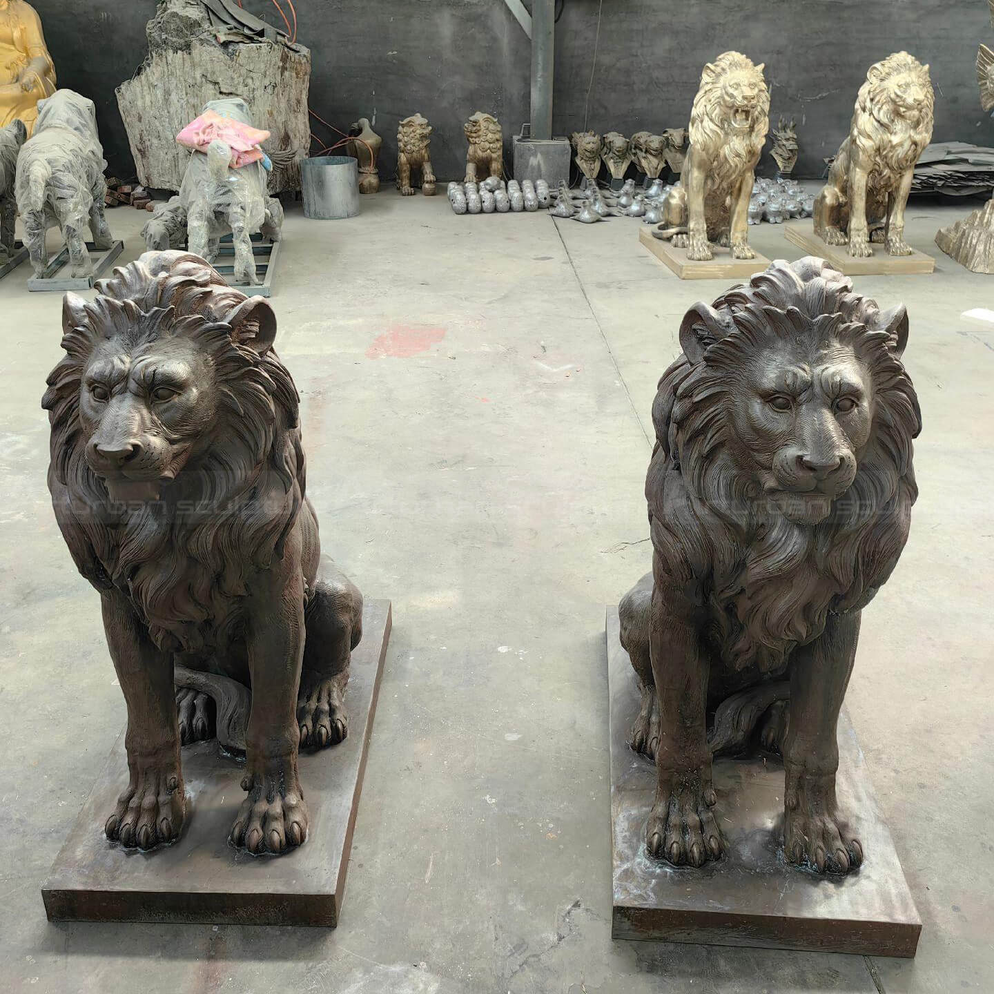 life size lion sculpture