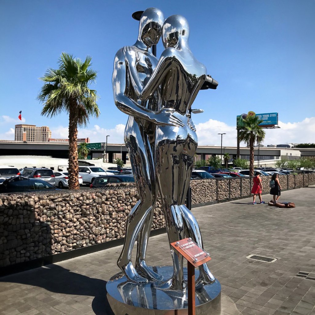 Hugging Couple Sculpture - Arturban Statue