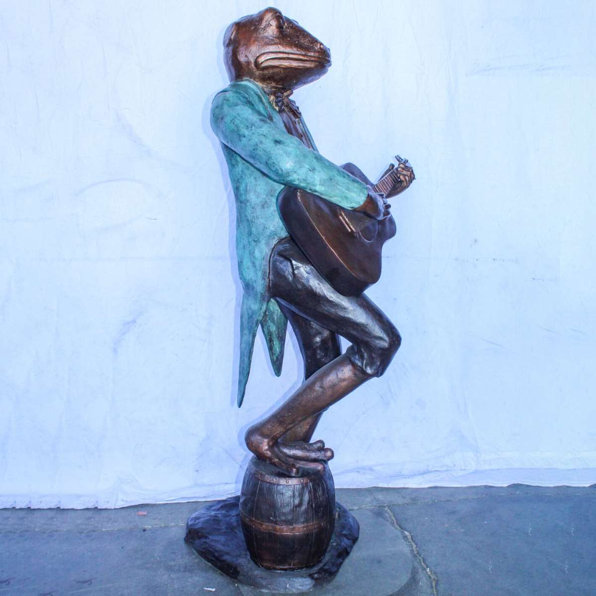 Frog plaing guitar statue