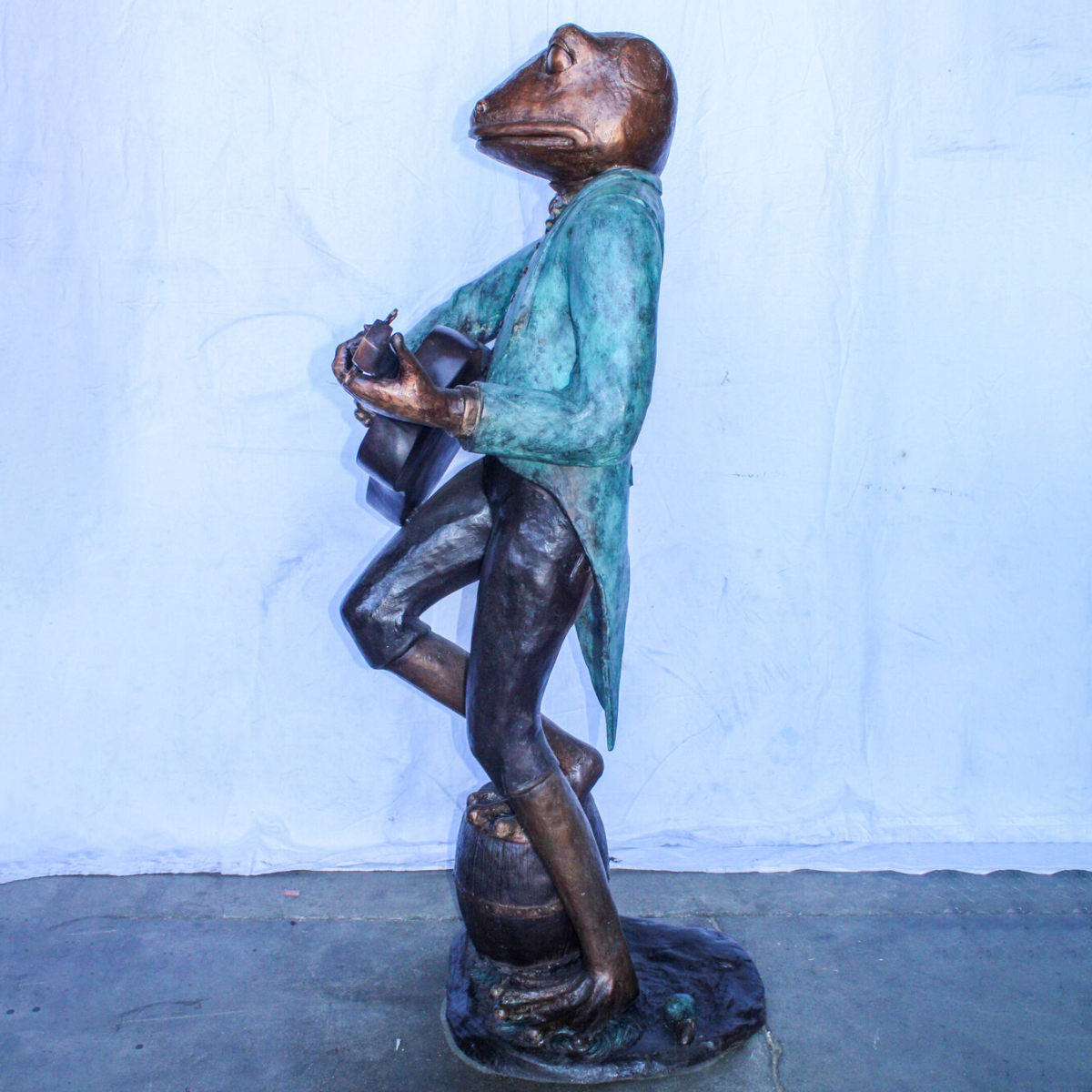 Frog plaing guitar statue