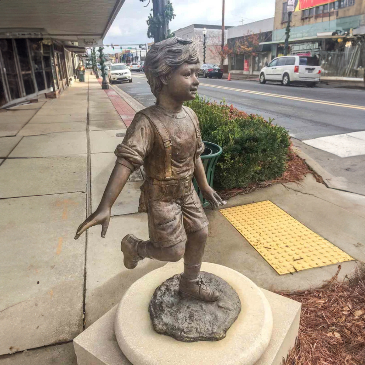 Boy and Girl Holding Hands Statue