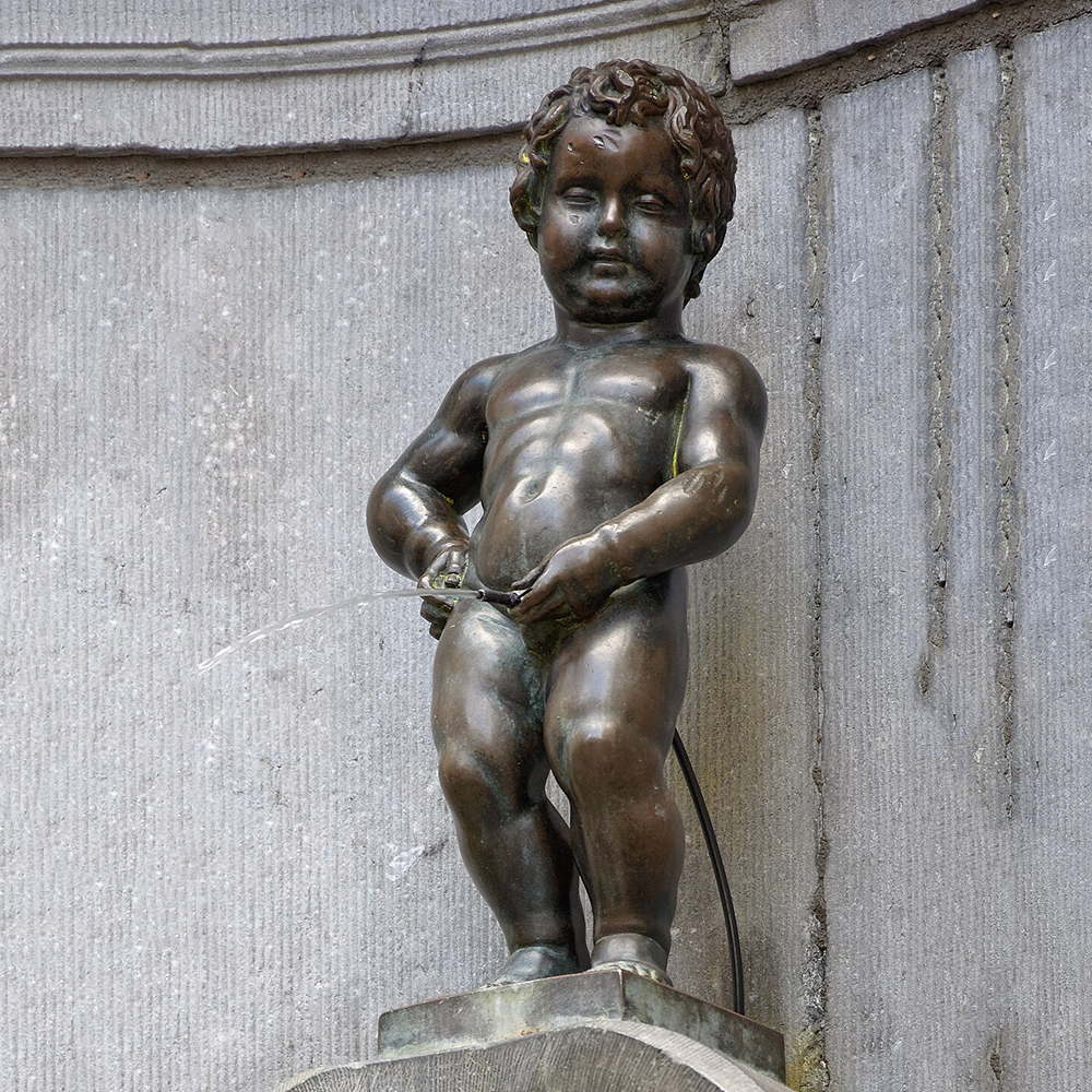 Little Boy Peeing Water Fountain (1)