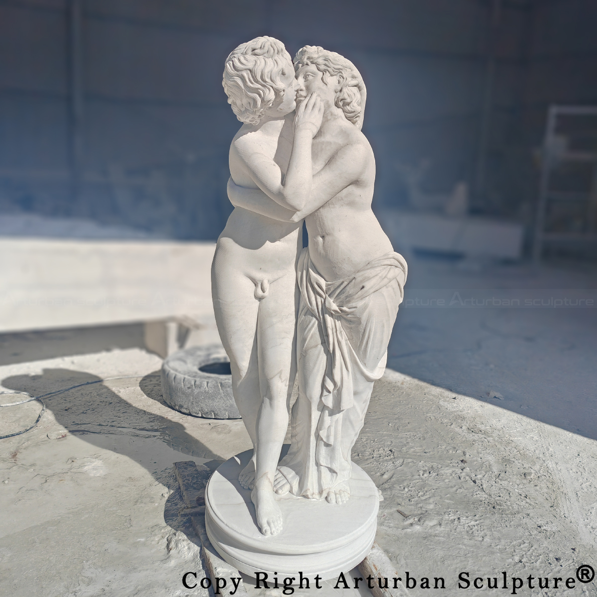 Horloge De Table Sculptée Cupidon Et Psyché – Style Empire, Résine, 35 Cm (Palazzo INT)