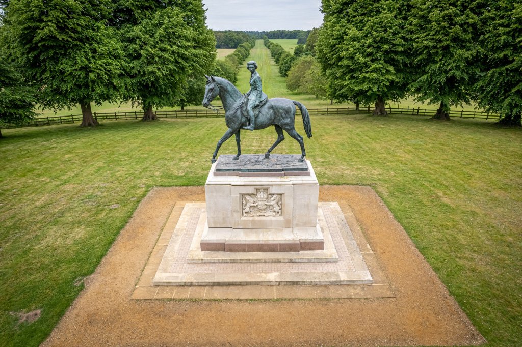 The-Jubilee-Statue-Queen-Annes-Ride-Windsor-Great-Park