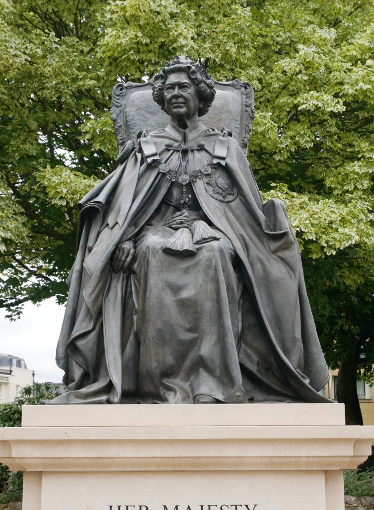 Statue_of_Queen_Elizabeth_II_in_Gravesend