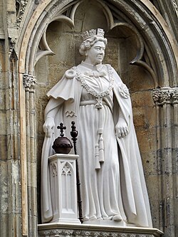 Statue_of_Elizabeth_II_York_Minster