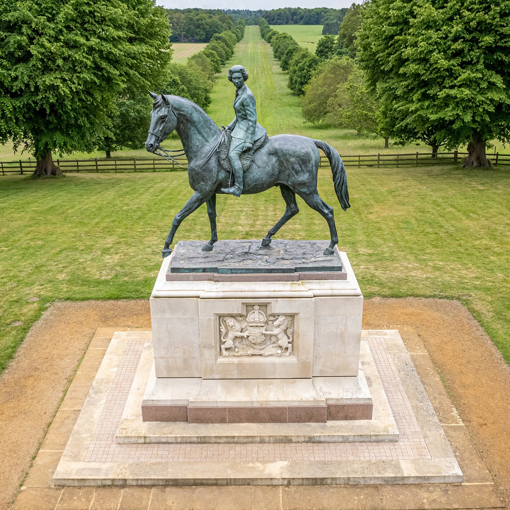 The-Jubilee-Statue-Queen-Annes-Ride