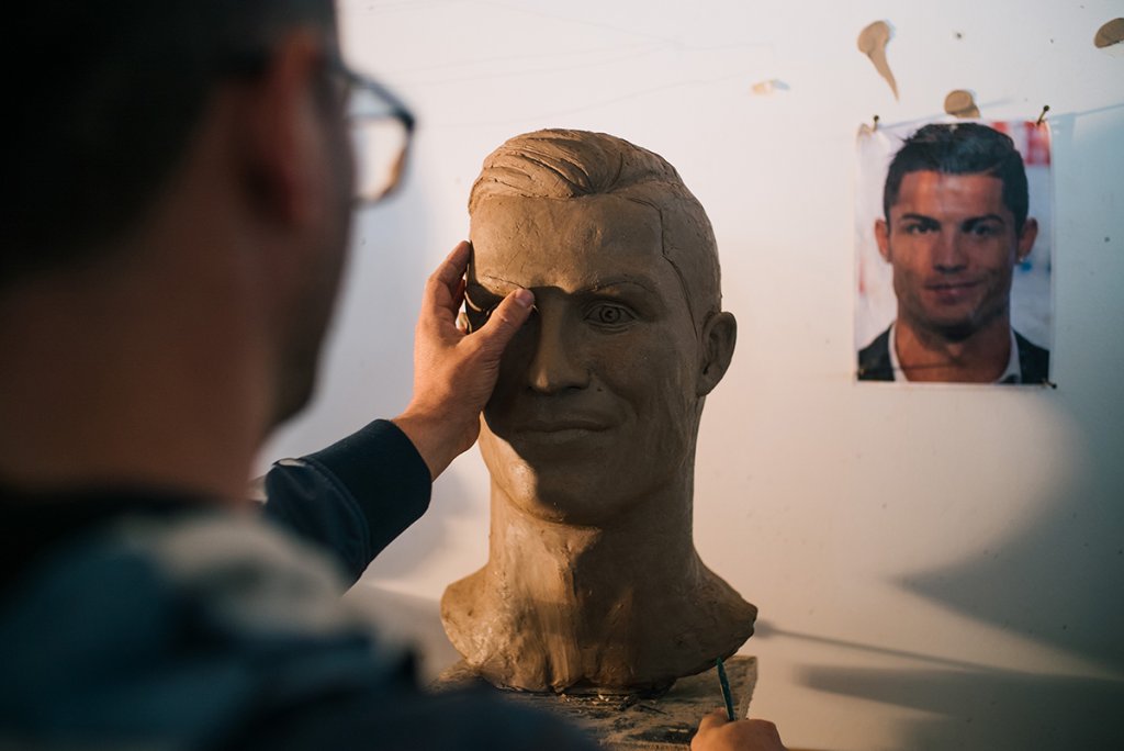 Sculptor-Emanuel-Santos-working-on-a-clay-bust-of-Cristiano-Ronaldo