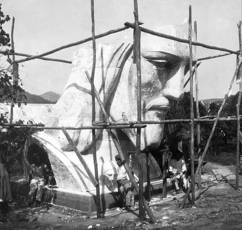 Early construction of the head of Christ the Redeemer Statue