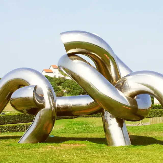 Large Metal Knot Sculpture made of stainless steel by Pepe Noja