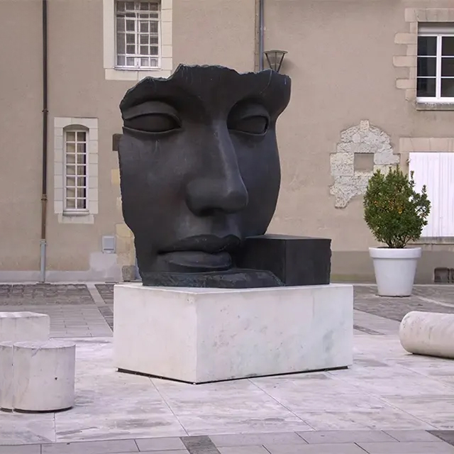 Outdoor bronze Mask Statue Per Adriano by Igor Mitoraj