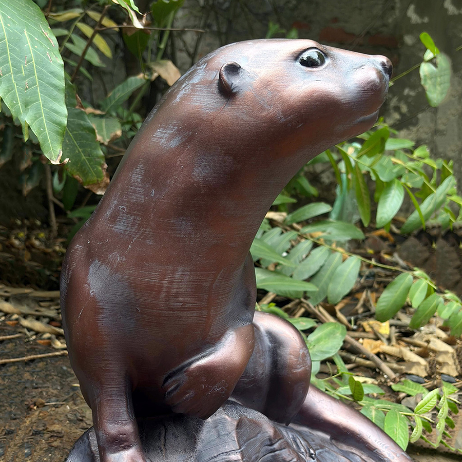bronze Otter Lawn Ornament head close-up
