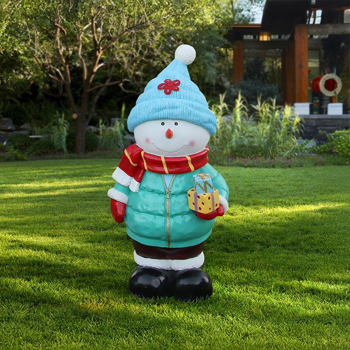 Fiberglass 3 Snowman Outdoor Decoration with green jacket snowman and blue hat holding a gift