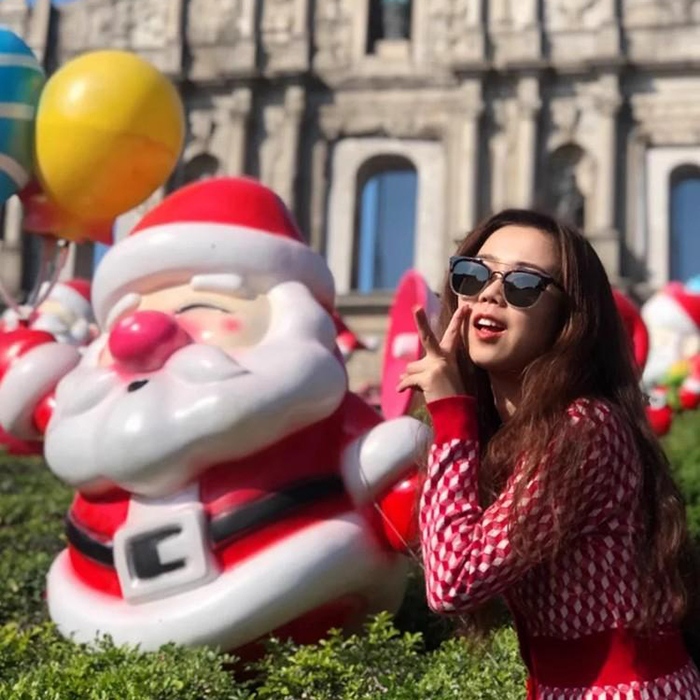 Fiberglass Statue of Santa Claus in cartoon Santa Claus style