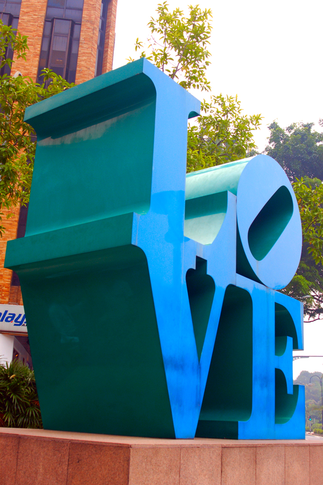 Love_sculpture_in_Park_Mall,_Singapore
