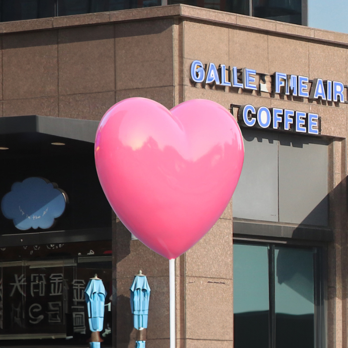 Pink heart-shaped fiberglass Christmas Balloon Sculpture