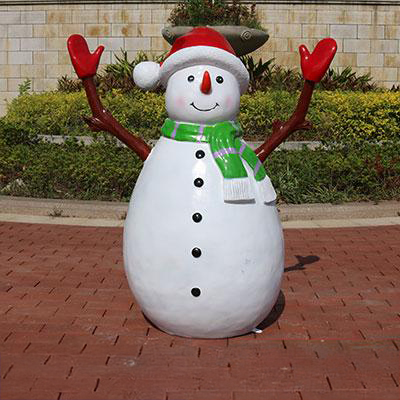 Smiling snowman fiberglass Outdoor Christmas Sculptures with red hat and green scarf