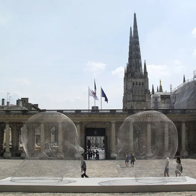 Stainless steel Head Wire Sculpture titled Marianna & Awilda by Jaume Plensa