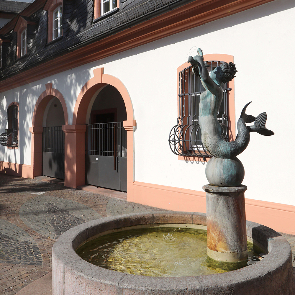 Mermaid Statue fischweiberbrunnen in Mainz, Germany (1)