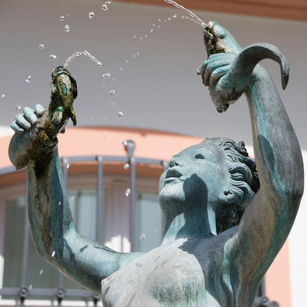 Mermaid Statue fischweiberbrunnen in Mainz, Germany (2)