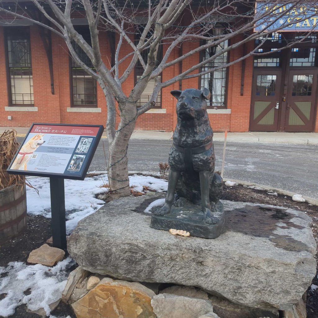 2.4.2 Statue_of_Hachikõ_in_Woonsocket