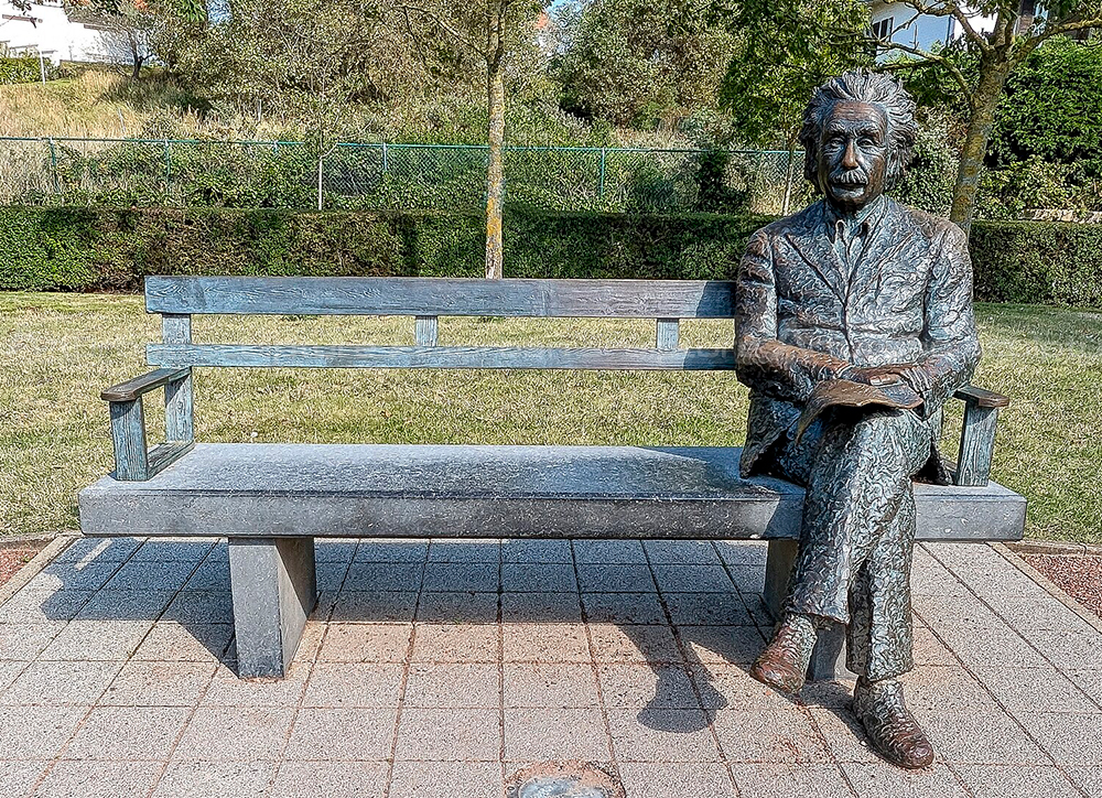 Albert-Einstein-Statue-in-De-Haan,-Belgium
