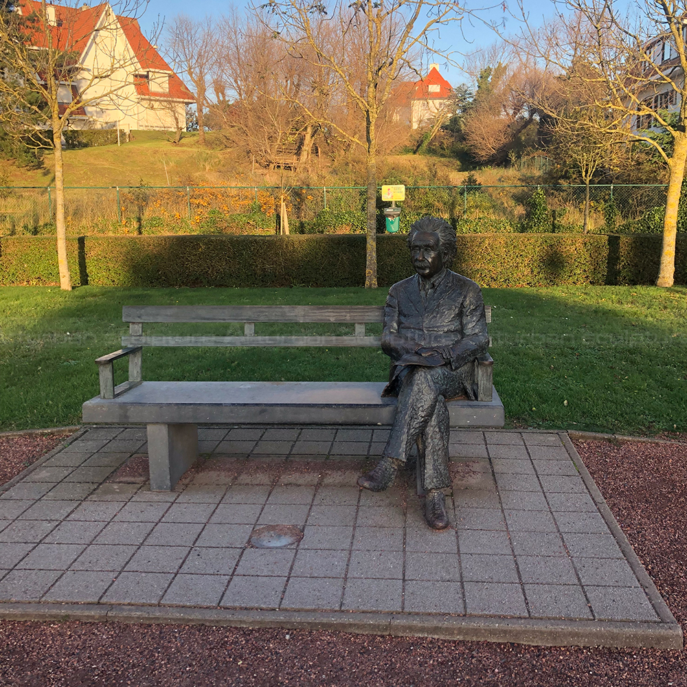 Albert-Einstein-Statue-in-De-Haan,-Belgium2